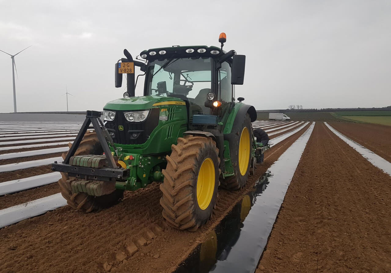 45a folie leggen met irrigatieleidingen voor productievelden