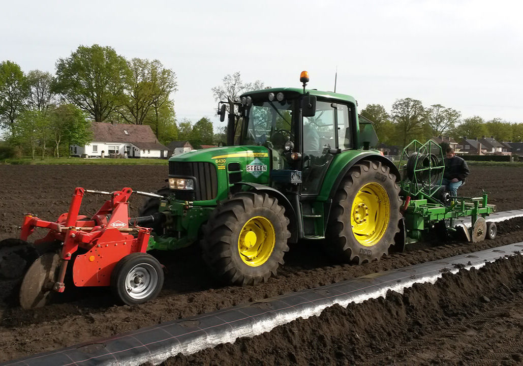 53a-ruggen-doorfrezen-opbouwen,-folie-worteldoek-en-irrigatieleidingen-leggen-in-One-Way (1)